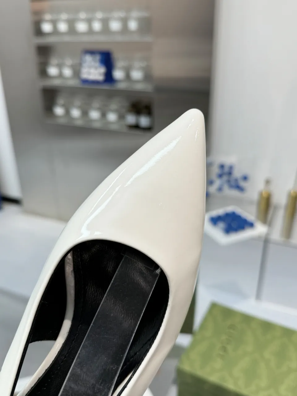 👟👟Ex-factory price 440👟👟 (genuine leather sole +40) Gucci Signoria pumps are named after the central square of Florence, recreating the classic and elegant style of the birthplace of the brand. Combining shiny patent leather with a pointed toe, these shoes are embellished with Gucci's signature chain, adding a stylish edge to your new season wardrobe. Upper: Made of first-layer imported patent cowhide/sheepskin lining. Outsole: rubber non-slip outsole/genuine leather outsole. Size: 35-42 (34/41 42 customized, non-refundable)